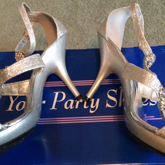 Silver & rhinestone heels with 4” stilettos 9 1/2 - Picture 5 of 5